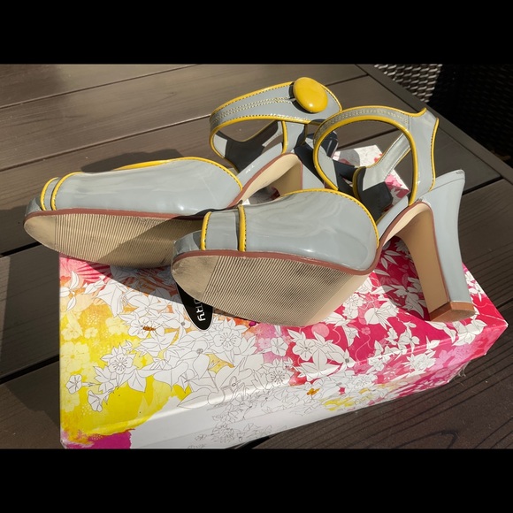 Chinese Laundry Tootsy Patent Pump - Picture 2 of 5